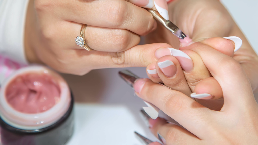 Stylizacja paznokci przy użyciu żelu